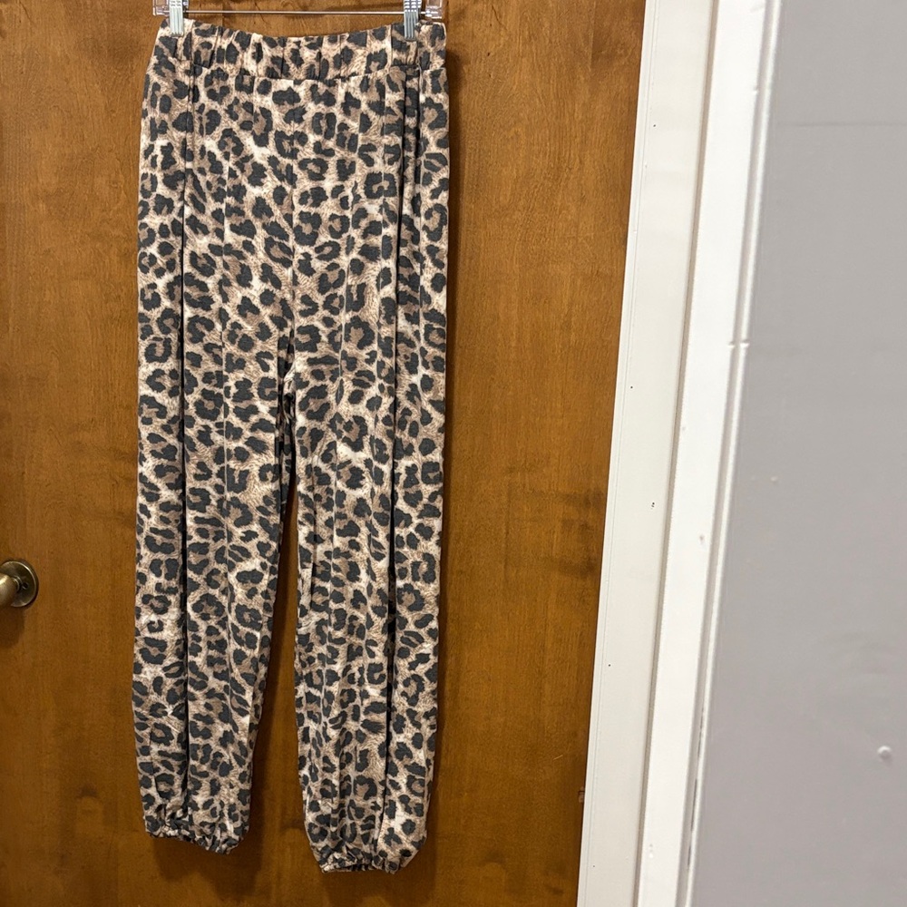 568. Zenana Split leg Leopard Print Wide Leg Pants